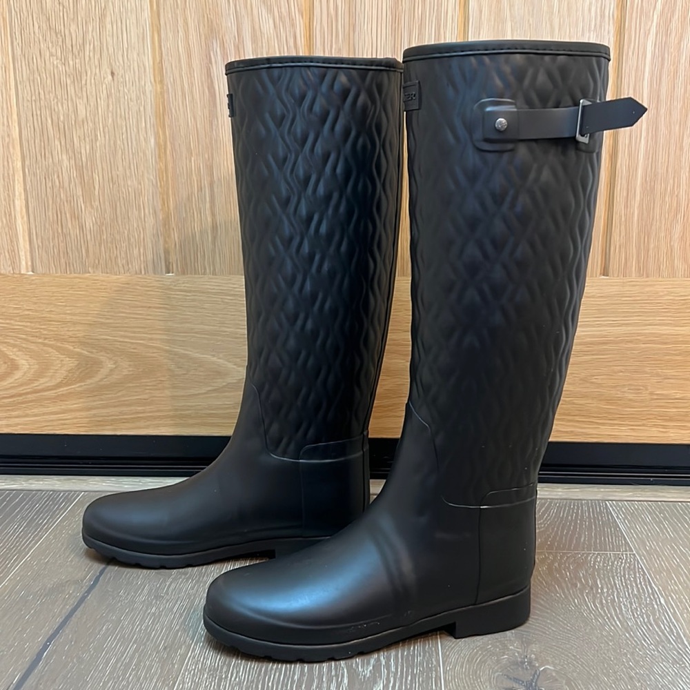 HUNTER Women’s Refined Tall Quilted Waterproof rain boot matte